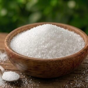 Eritritol em pó puro em tigela de madeira com fundo natural – Empório Naturelo