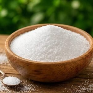 Glutamato monossódico puro em tigela de madeira com fundo natural – Empório Naturelo
