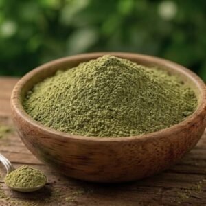 Moringa em pó pura em tigela de madeira com fundo natural – Empório Naturelo